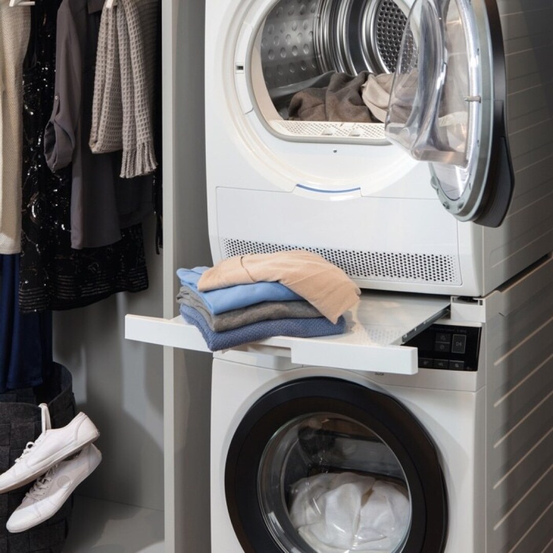 Πλυντήριο ρούχων και στεγνωτήριο ρούχων electrolux στοιβάζονται το ένα πάνω στο άλλο.